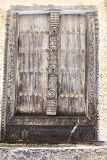 Mombassa- deur met houtsnijwerk