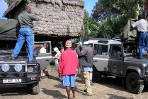 kampeer safari met landrovers en een bagage auto
